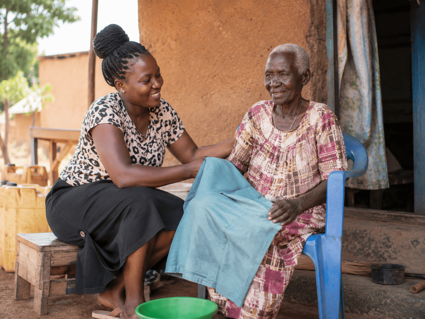 NOCEDORE caregiver sharing a warm moment with an elderly client